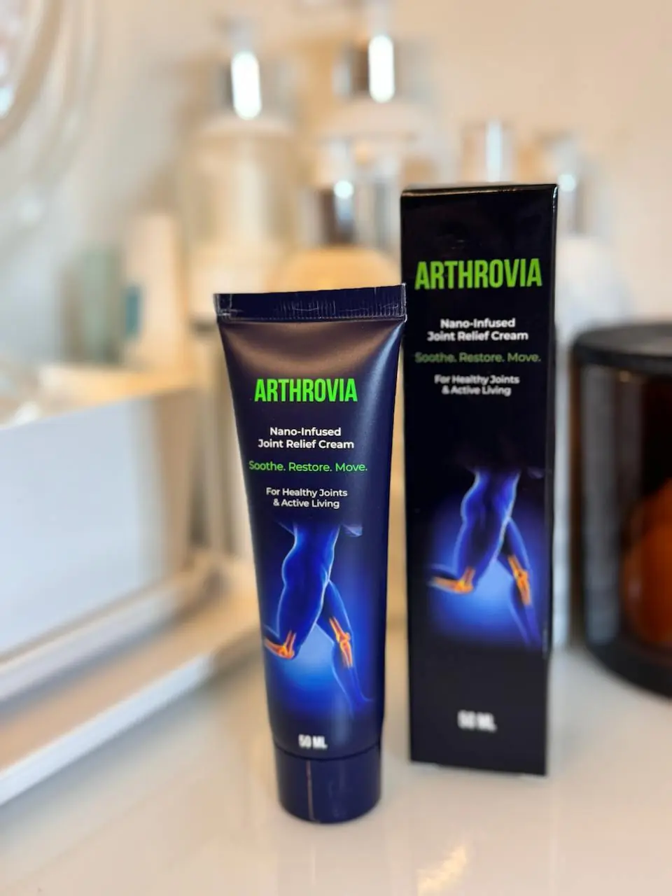 Tuba in škatla Arthrovia 50 ml na belem pultu v kopalnici